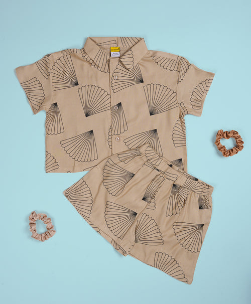Girls Seashell Print Drop Shoulder Half Sleeves Shirt & Shorts Set